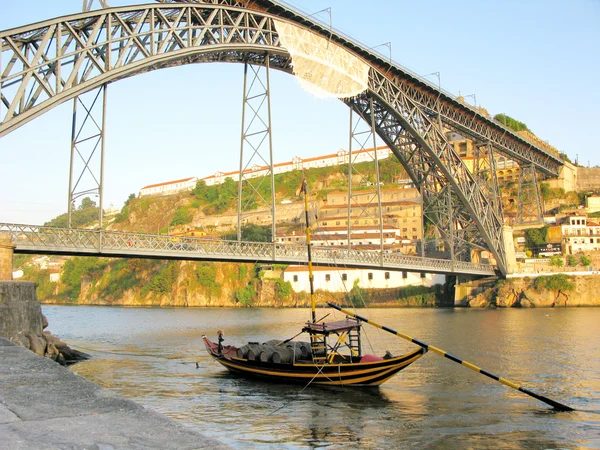 Boot in der nähe von dom luis bridge porto portugal — Stockfoto