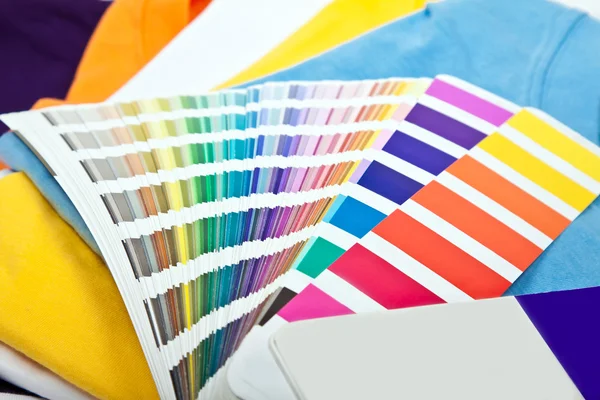 Färgglada t-shirts och färgskala — Stockfoto