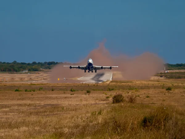 Airplane make some dust — Stock Photo, Image