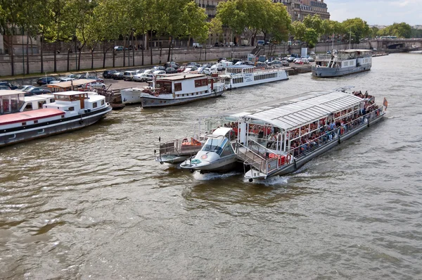 Seine.Walking the ship sails on the river — Stock Photo, Image