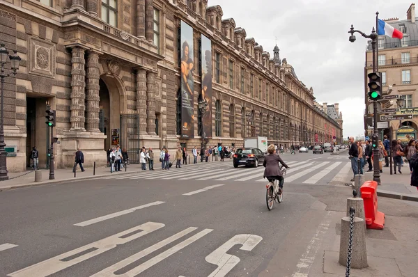パリの通り。ルーヴル美術館 — ストック写真