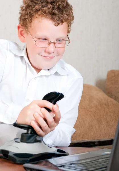Tonåring leker med en joystick i spelet — Stockfoto