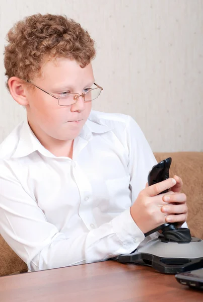 Tiener speelt met een joystick in het spel — Stockfoto