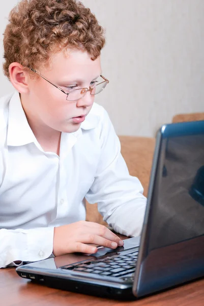 Подросток, работающий на ноутбук — стоковое фото