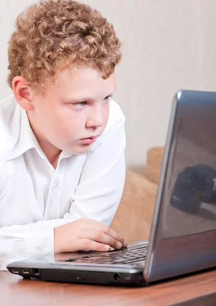 Підліток працює на ноутбук — стокове фото