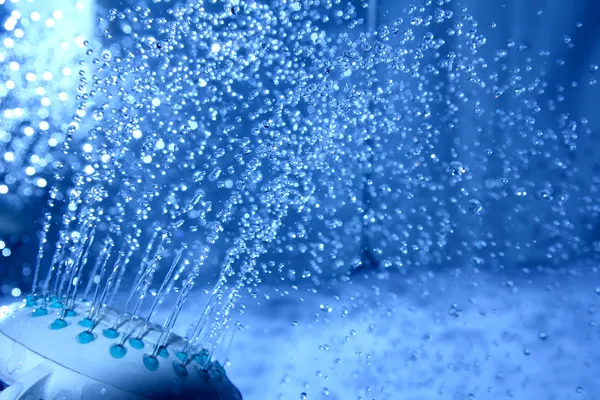 Uma cabeça de chuveiro está pulverizando água . — Fotografia de Stock