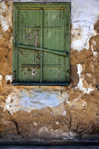 Eski pencere kepenkleri kapalı — Stok fotoğraf