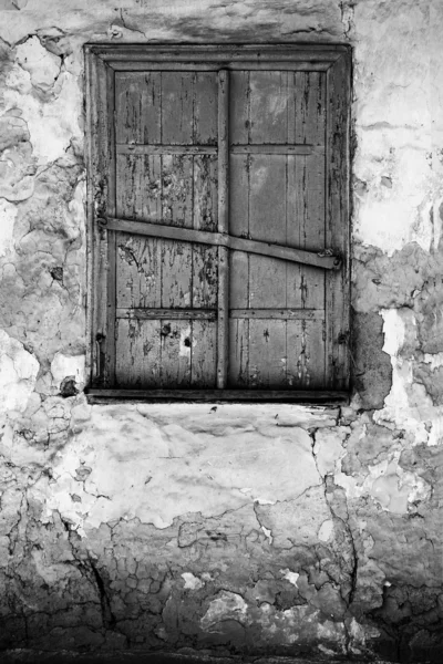 Старі віконні затвори закриті — стокове фото