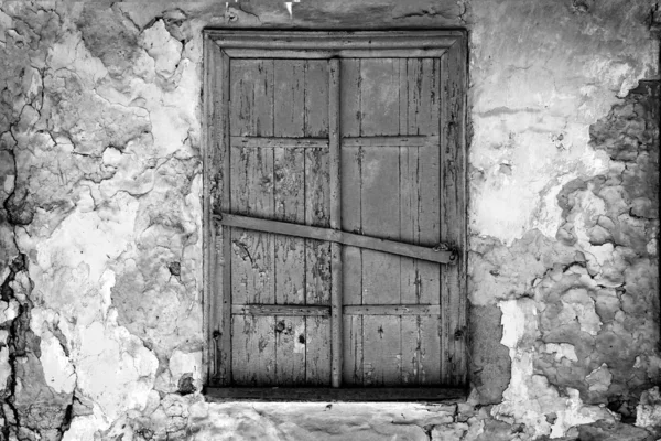 Eski pencere kepenkleri kapalı — Stok fotoğraf