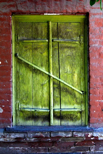 Obloane vechi pentru ferestre închise — Fotografie, imagine de stoc