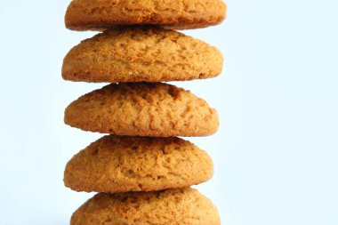 Beyaz arka planda yulaf ezmeli kurabiyeler