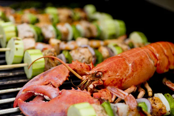 Espetos de lagosta e salmão Veggie . — Fotografia de Stock