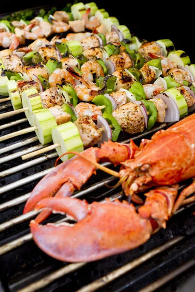 Espetos de salmão e lagosta churrasco — Fotografia de Stock