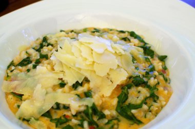 Roket ve peynirli risotto