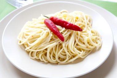 Spagetti üzerinde iki kırmızı biber