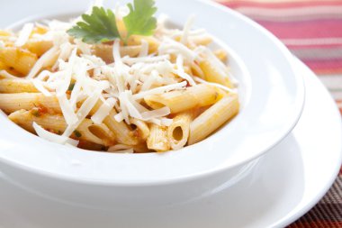 Penne makarna peynir ve maydanoz ile