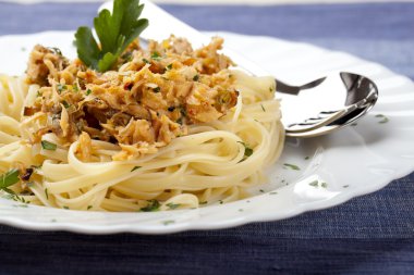 Spagetti ton balığı ve maydanoz ile