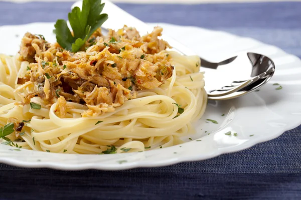 Spaghetti mit Thunfisch und Petersilie Stockbild