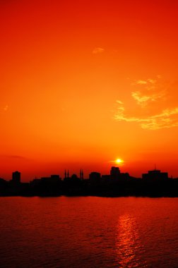 siluet turuncu günbatımı görünümü ve r izole kentsel silueti