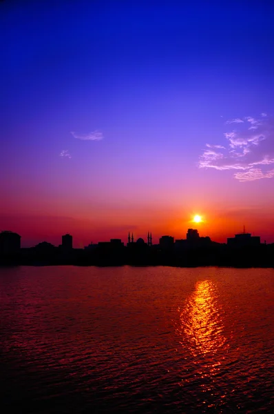 Silhouette d'horizon urbain avec magnifique coucher de soleil — Photo