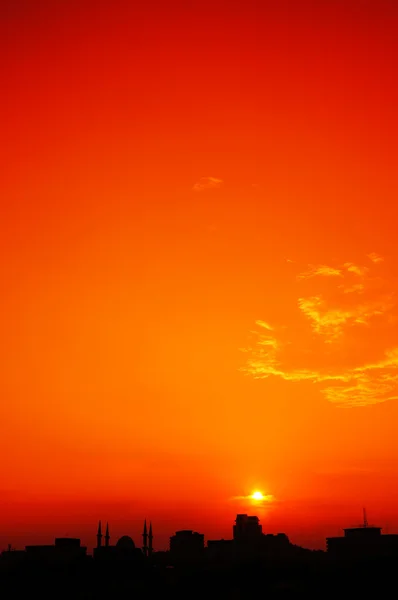 Silueta de horizonte urbano aislada en vista naranja al atardecer — Foto de Stock