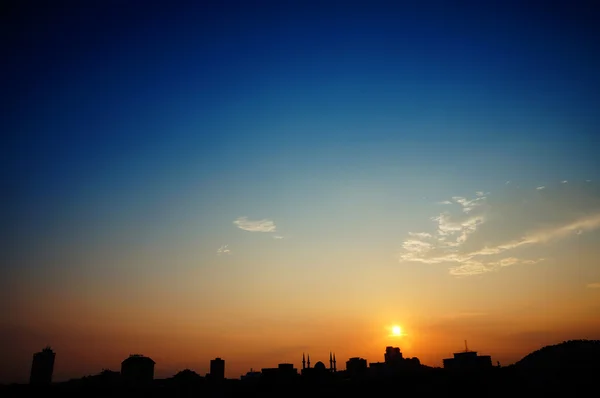 Silhouette de skyline urbaine isolée sur coucher de soleil orange et bleu s — Photo
