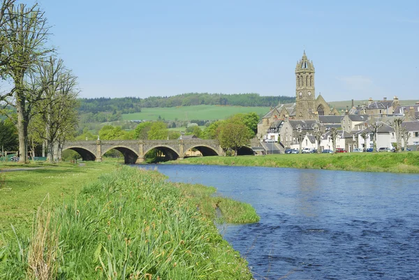 Stone bridge over river Tweed and church tower at Peebles — Stock Photo, Image