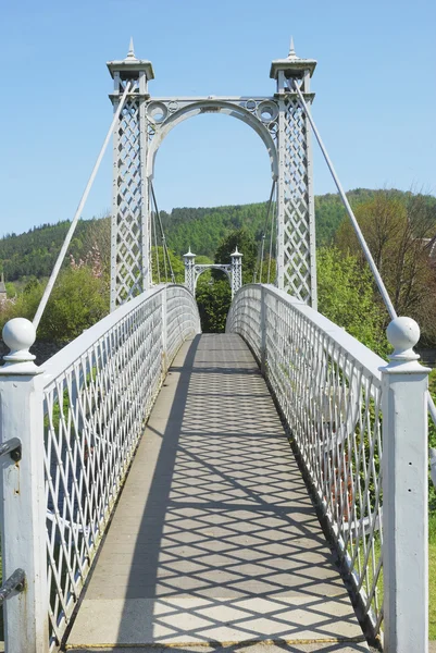 Καλοκαίρι σκιές πάνω σε γέφυρα πεζών σε peebles — Φωτογραφία Αρχείου