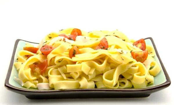 Plaat noodle met tomaat — Stockfoto