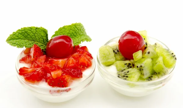 Yoghurt med jordgubbar och kiwi — Stockfoto