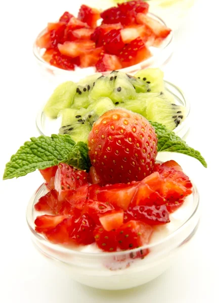 Iogurte com morangos e quivi — Fotografia de Stock