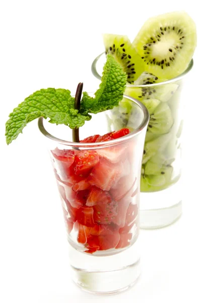 Två glas med skivor av jordgubbar och kiwi, — Stockfoto
