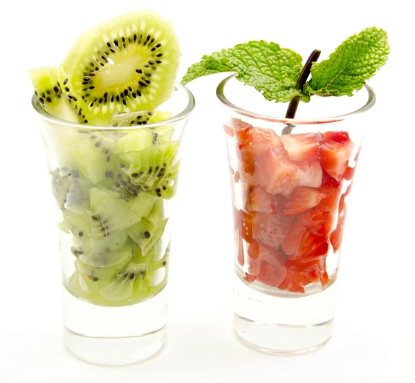Dos vasos con rodajas de fresa y kiwi , —  Fotos de Stock