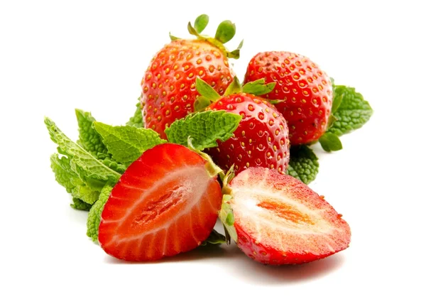 Erdbeeren mit Minzblättern — Stockfoto