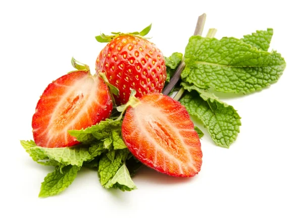 Erdbeeren mit Minzblättern — Stockfoto