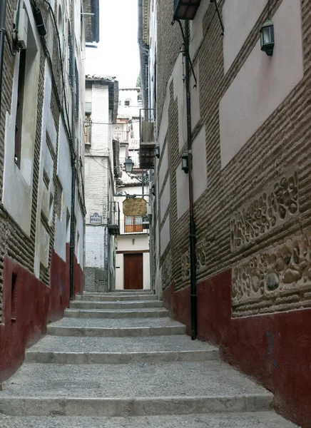 Лестница на старой улице — стоковое фото