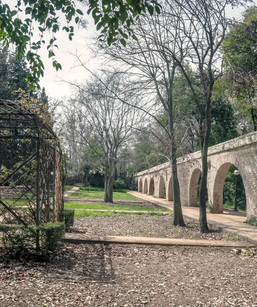 Jardim com árvores e uma ponte — Fotografia de Stock