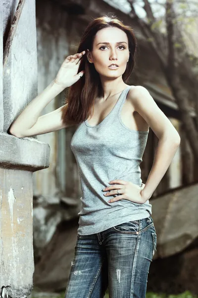 Μοντέλο όμορφη νεαρή γυναίκα που θέτουν κοντά σε τοίχο σπιτιού. — Φωτογραφία Αρχείου