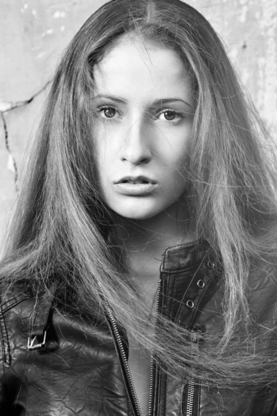 Close-up de jovem mulher bonita perto da parede do vintage. Preto e wh — Fotografia de Stock