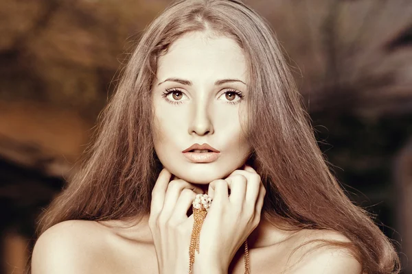 Kreativa närbild av ung vacker kvinna med smycken i hand. — Stockfoto