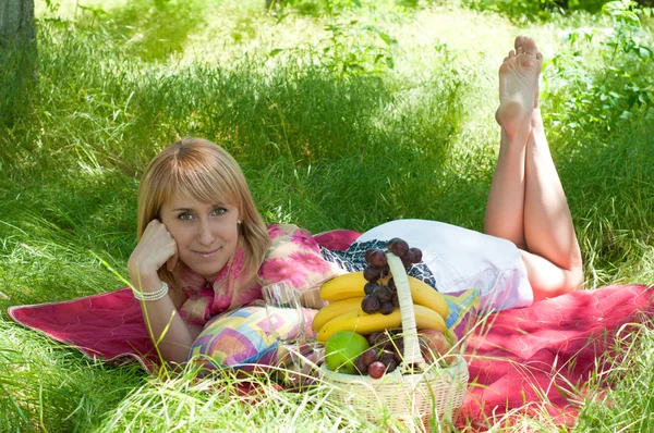 Молодая девушка лежит на зеленой траве — стоковое фото