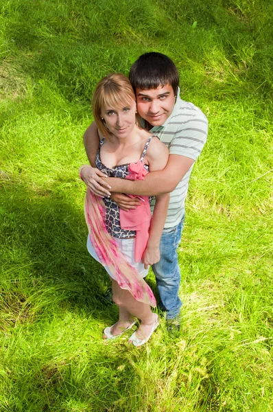 Νεαρό ζευγάρι στην ύπαιθρο — Φωτογραφία Αρχείου