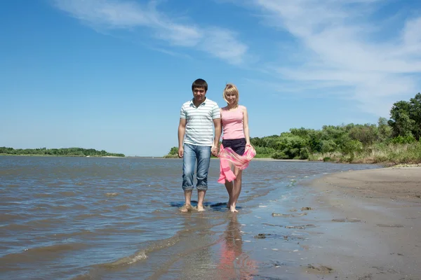 Genç kız ve adam nehir kıyısı — Stok fotoğraf