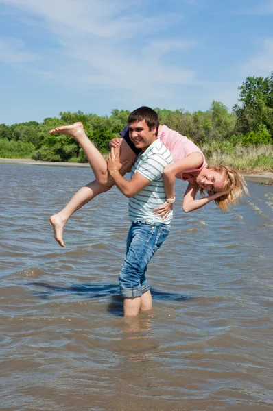 Jong meisje en de jongen aan de rivieroever — Stockfoto