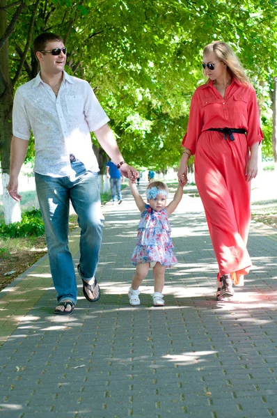 Junge Familie zu Fuß unterwegs — Stockfoto