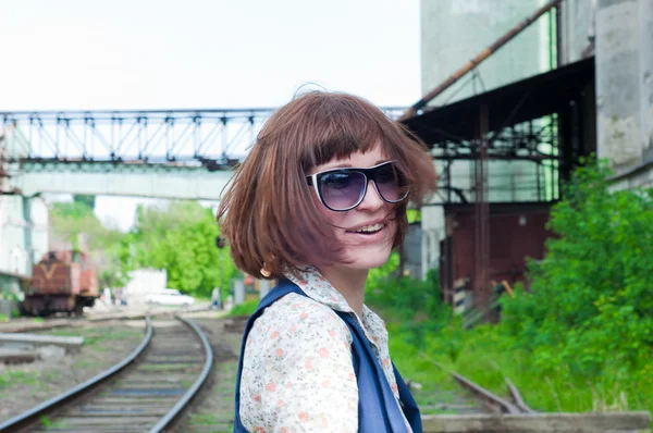 La giovane ragazza nel parco ferroviario — Foto Stock