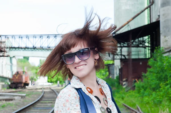 La giovane ragazza nel parco ferroviario — Foto Stock