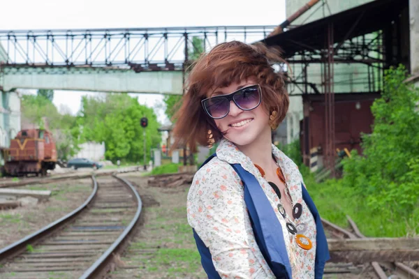 La joven en el parque ferroviario — Foto de Stock