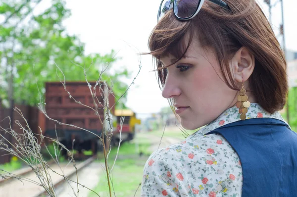 Het meisje in railway park — Stockfoto