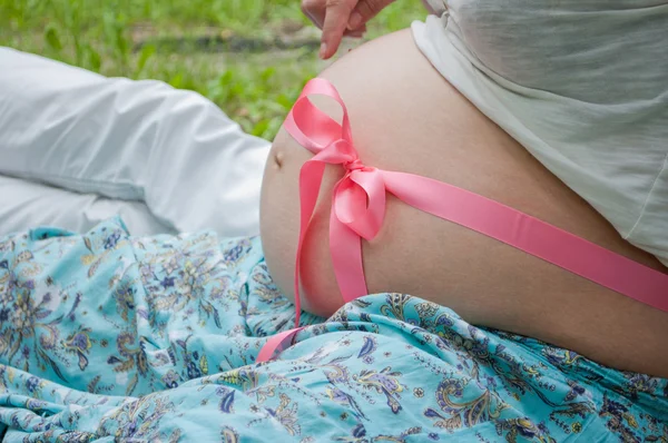Mide hamile bir kadının — Stok fotoğraf